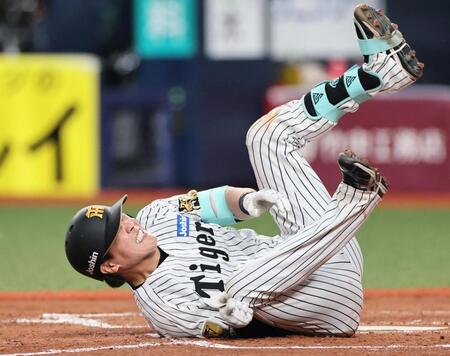 ５回、死球を受ける伏見（撮影・田中太一）