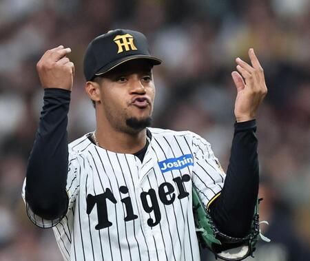 ７回、オリックス打線を三者凡退に抑え、ベンチへ戻るモレッタ（撮影・田中太一）