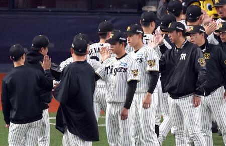 オリックスに勝利しナインとタッチする高橋（中央）＝撮影・山口登