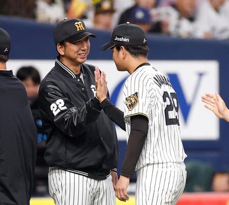勝利後、好投した高橋（右）を迎える藤川監督（撮影・西田忠信）