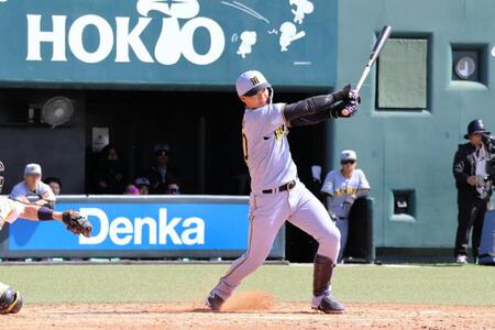 ４回、右前に安打を放つ西純