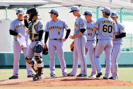 ５回１死三塁のピンチを背負った大竹のもとへ嶋村（左から２人目）、立石（同３人目）らが集まる