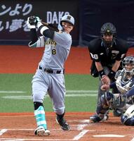 ３回、右中間に二塁打を放つ佐藤輝（撮影・山口登）