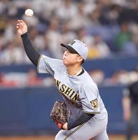 ５回、紅林に対し６０キロのスローボールを投じる村上（撮影・西田忠信）