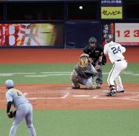 ５回、紅林にスローボールを投じる村上（捕手・坂本）