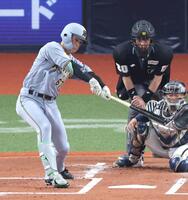 ２回、左前打を放つ高寺