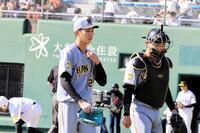 ７回裏を三者凡退に封じ、マウンドを降りる今朝丸。右は捕手・町田