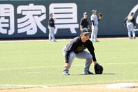 三塁でノックを受ける立石