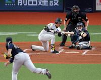 ２回、バントをする高橋（投手・九里、捕手・若月）＝撮影・山口登