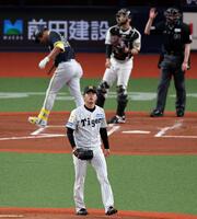 ２回、高橋は杉本を空振り三振に打ち取る（撮影・山口登）