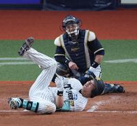 ５回、死球を受けグラウンドに倒れ込む伏見（捕手・若月）＝撮影・山口登