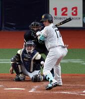 ５回、死球を受ける伏見（撮影・山口登）