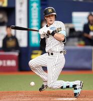 ５回、死球を受ける伏見（撮影・西田忠信）