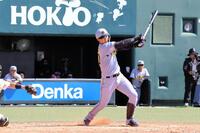 ４回、右前に安打を放つ西純