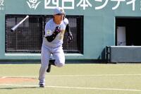 ４回、右前に安打を放つ西純