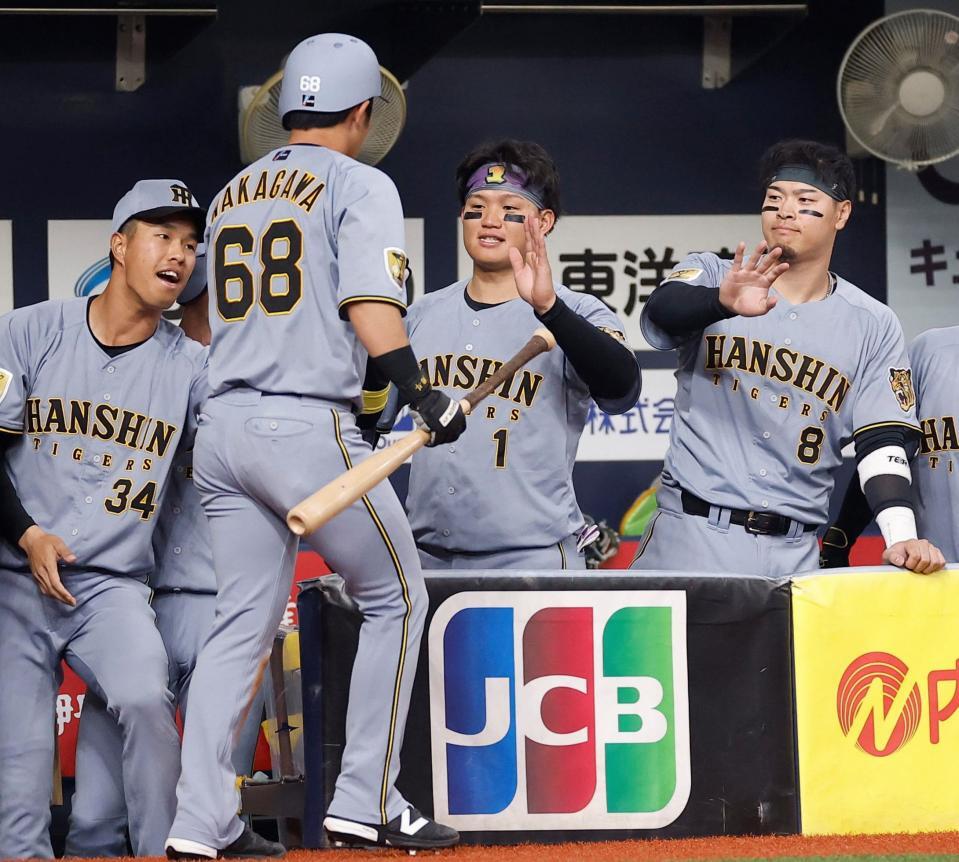 ２回、小幡竜平の適時打で生還した中川（６８）を迎える森下と佐藤輝（右）＝撮影・西田忠信