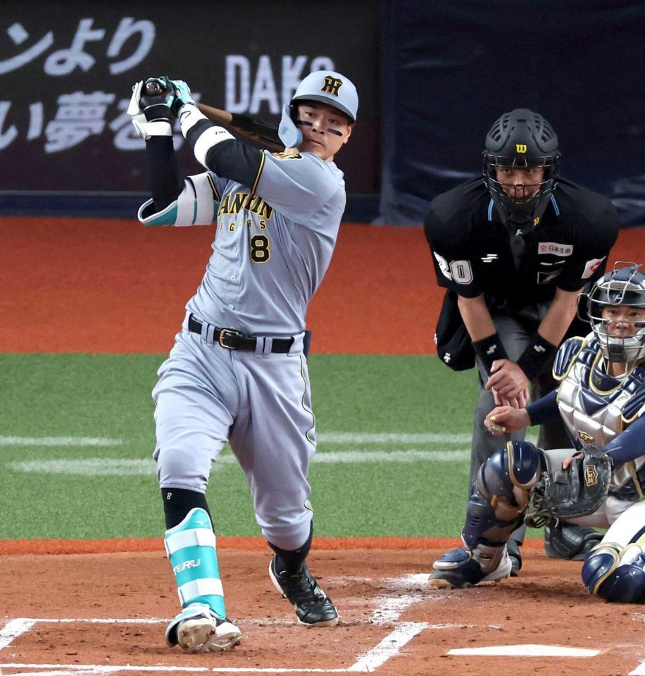 ３回、右中間に二塁打を放つ佐藤輝（撮影・山口登）