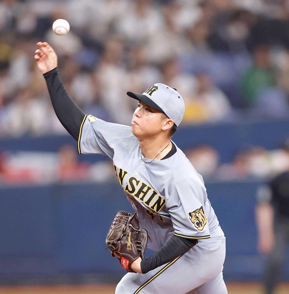 ５回、紅林に対し６０キロのスローボールを投じる村上（撮影・西田忠信）