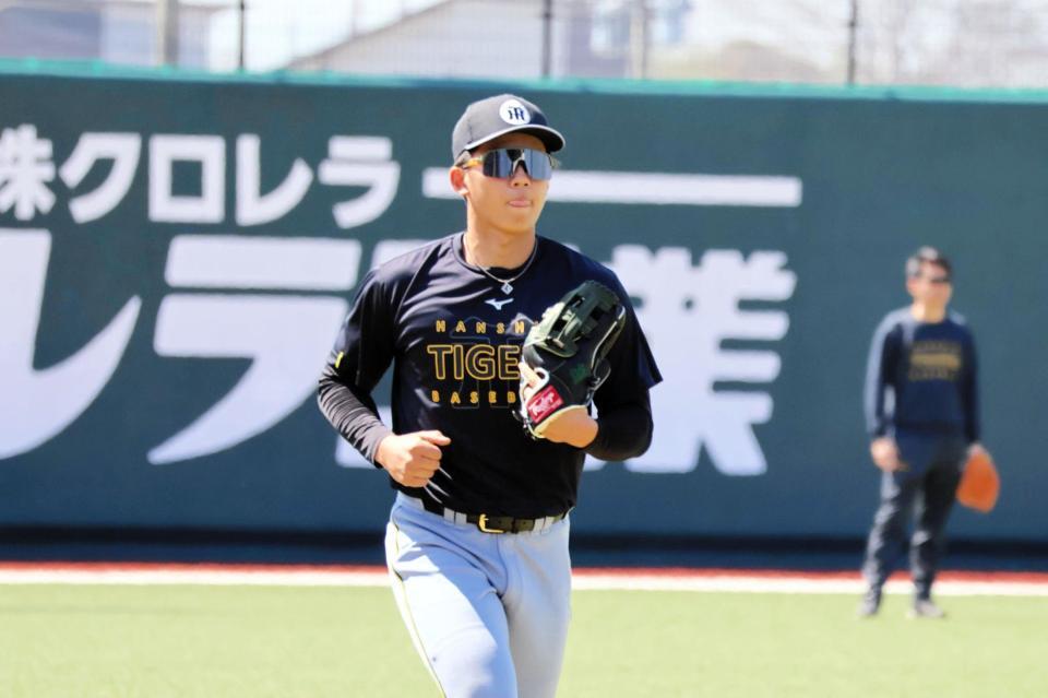 外野ノックを終えた立石