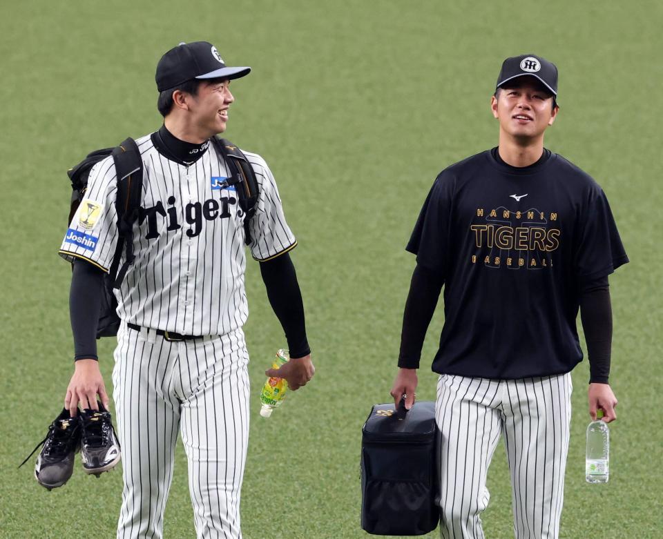 才木（左）と練習に向かう高橋（撮影・山口登）