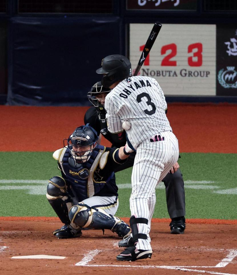 ４回、死球を受ける大山（捕手・若月）＝撮影・山口登
