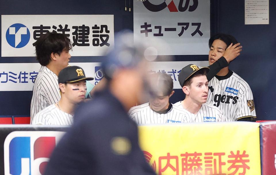 ５回を終え、伏見（左）言葉を交わす高橋（撮影・西田忠信）