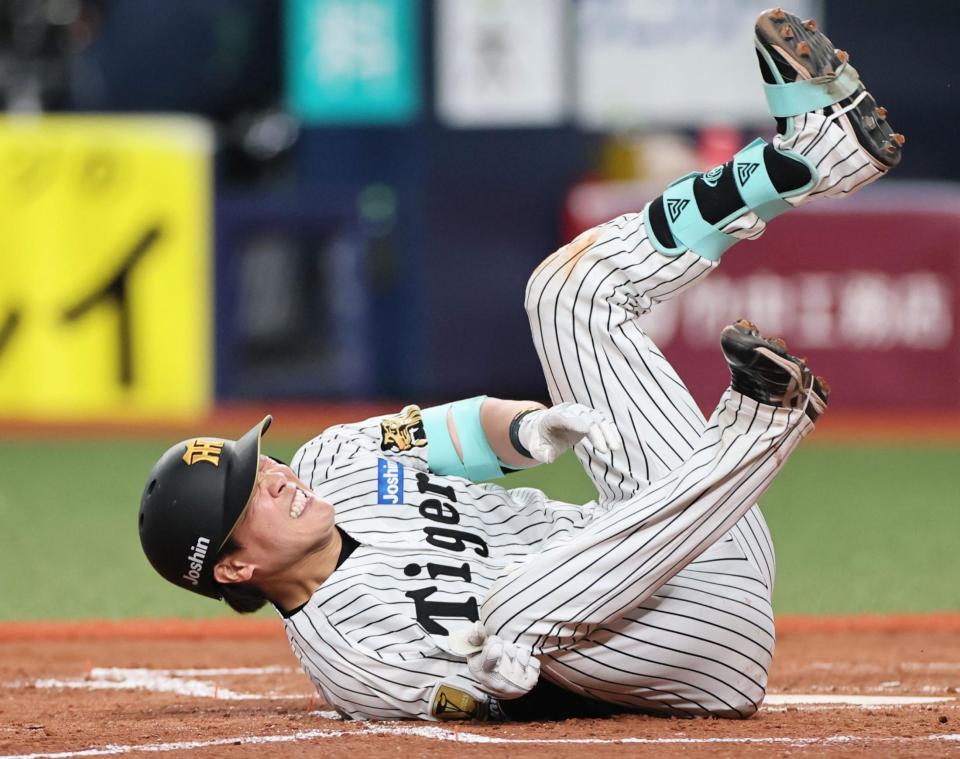 ５回、死球を受ける伏見（撮影・田中太一）