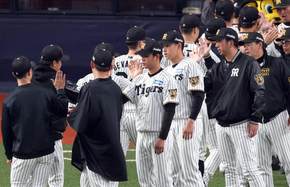 オリックスに勝利しナインとタッチする高橋（中央）＝撮影・山口登
