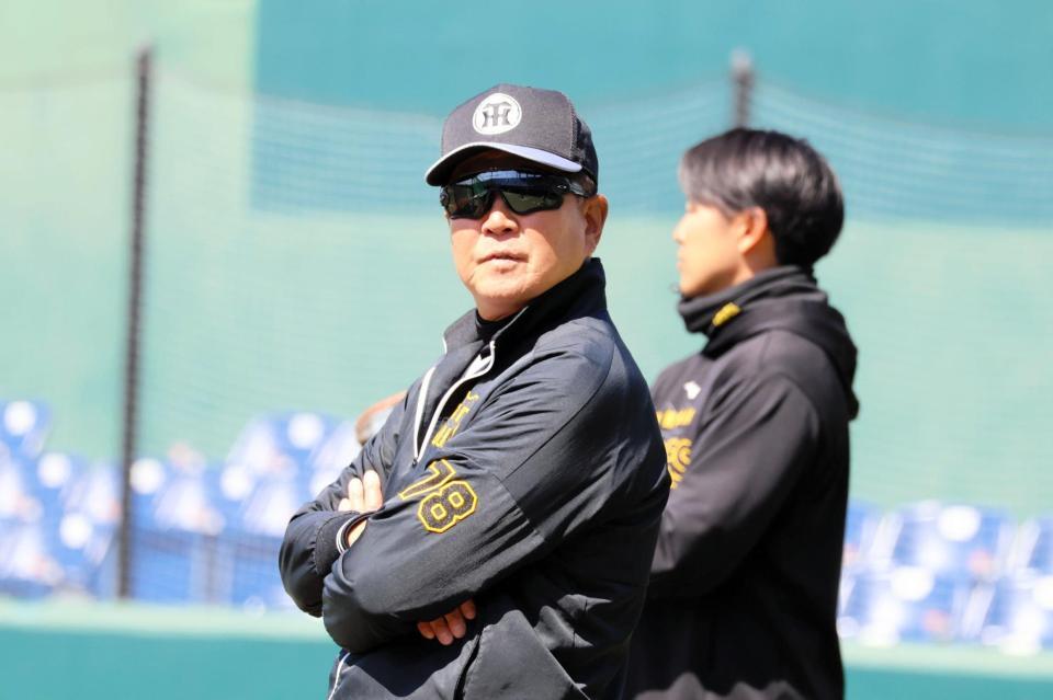 練習を見守る平田２軍監督