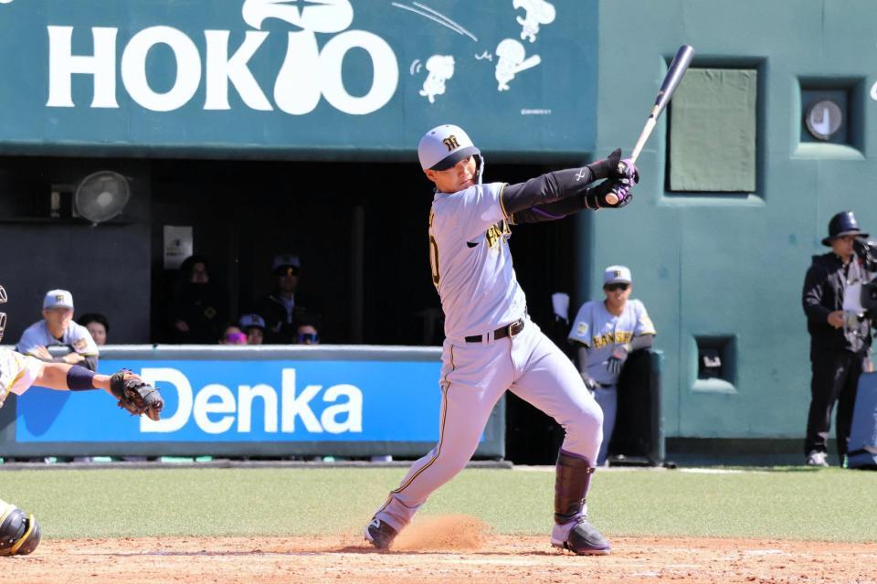 ４回、右前に安打を放つ西純