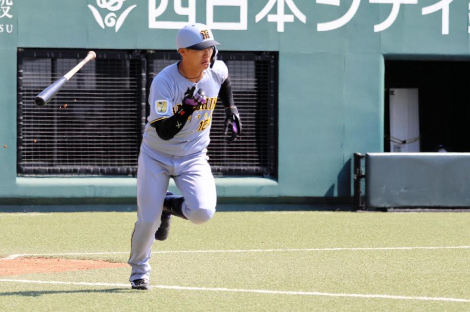 ４回、右前に安打を放つ西純