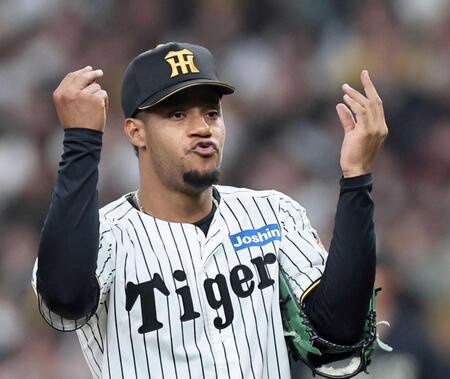 　７回、三者凡退に抑え、ベンチへ戻るモレッタ（撮影・田中太一）