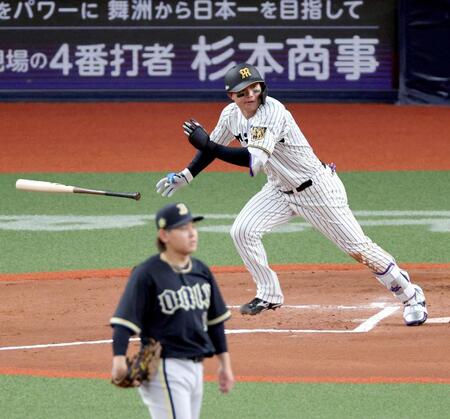 　６回、宮城（手前）から二塁打を放つ森下（撮影・山口登）