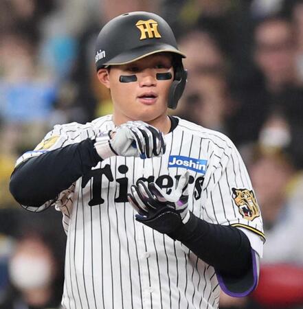 　安打を放った森下はお茶たてポーズ（撮影・田中太一）