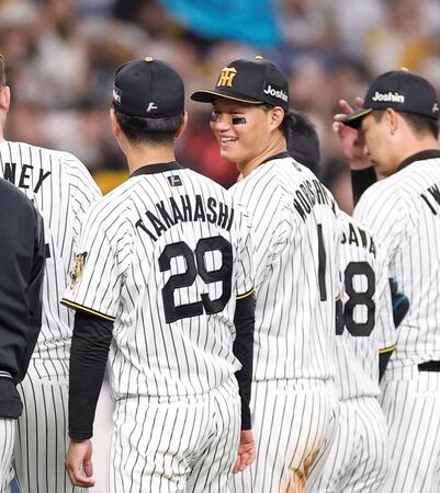 勝利後、笑顔で高橋（左）と話をする森下（撮影・西田忠信）