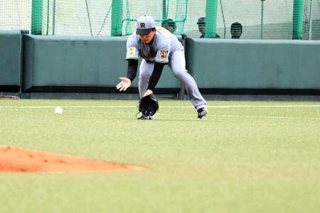 ２回、井上の三ゴロを処理する立石