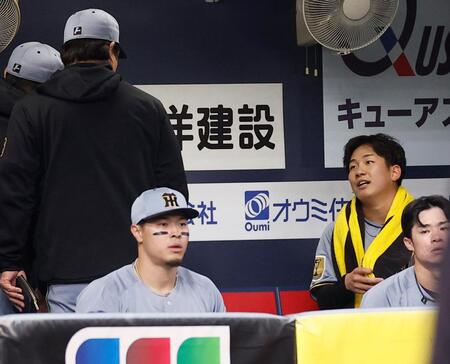 ５回を投げ終え、安藤コーチ（左）と言葉を交わす伊原（撮影・西田忠信）