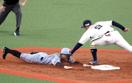 ９回、盗塁を決める熊谷（撮影・山口登）