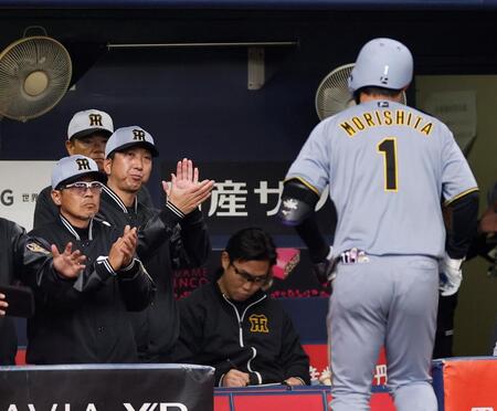 ９回無死、左前打を放った森下（１）を拍手で迎える藤川監督（左から２人目）＝撮影・西田忠信