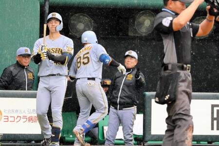 ５回、右越え本塁打を放った嶋村（中央左）を平田２軍監督（同右）が迎える