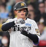 　安打を放った森下はお茶たてポーズ（撮影・田中太一）