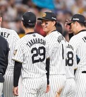 勝利後、笑顔で高橋（左）と話をする森下（撮影・西田忠信）