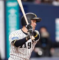 ３回、二塁打を放つ近本（撮影・西田忠信）