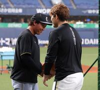 九里（右）と握手する大山（撮影・西田忠信）