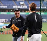 九里（右）と笑顔で話す大山（撮影・西田忠信）