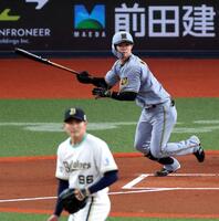 １回、左中間に三塁打を放つ中野（投手・高島）＝撮影・山口登