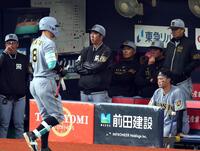 ９回、チャンスで佐藤輝が空振り三振に倒れ、厳しい表情を見せる藤川監督（中央）＝撮影・山口登