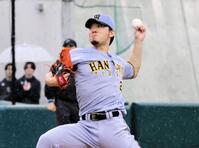 ５回、雨が降る中で力投する伊藤将