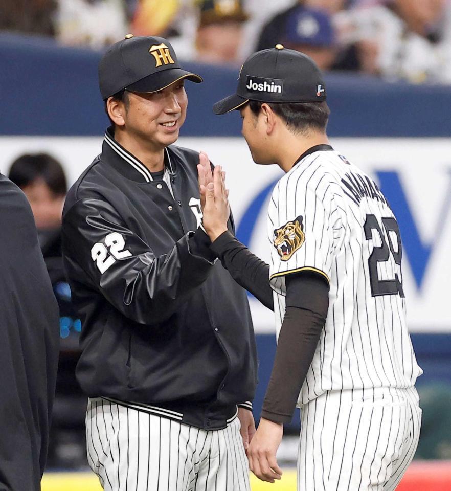　勝利後、好投した高橋（右）を迎える藤川監督（撮影・西田忠信）