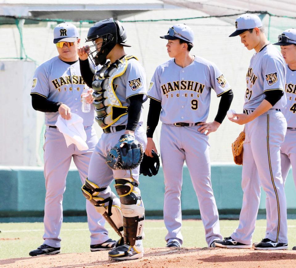 　３回、１死三塁のピンチを背負った大竹（右から２人目）のもとへ嶋村（左から２人目）、立石（同３人目）らが集まる